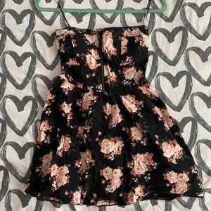 Good condition strapless dress. Size small, super short. I am 5’5 and too short